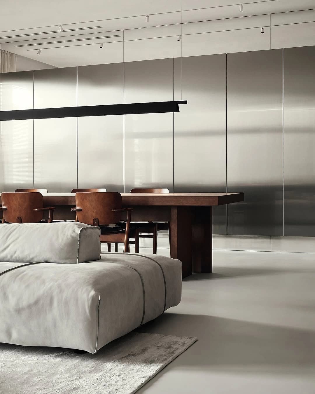Estar e jantar do Apartamento Aurora com sofá claro e luminária linear.