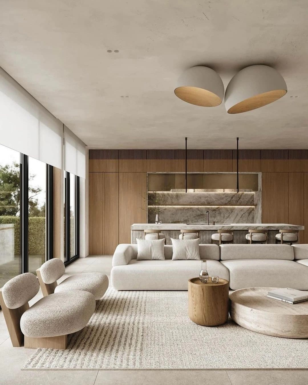 Apartamento Nilo: sala de estar em tons claros, com madeira, pedra e mobiliário arredondado.